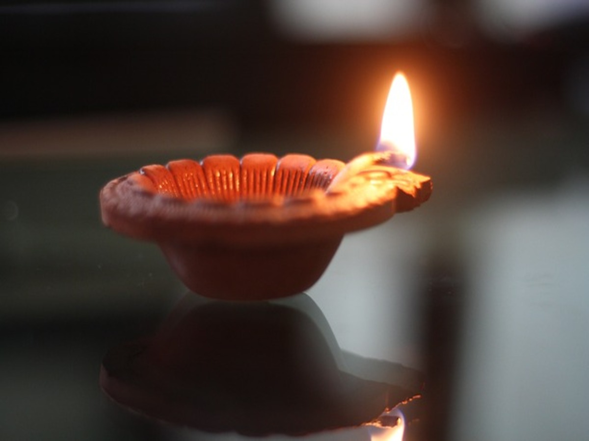 Diwali 2021 Wishes in Hindi: दिवाली पर अपने दोस्तों और रिश्तेदारों को दें शुभकामनाएं (Image Source; Pixabay)