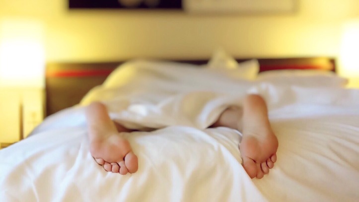 Home Remedies for Good Sleep: नींद ना आने की समस्या को पल में करें दूर, अपनाएं ये उपाय (Photo by form PxHere)