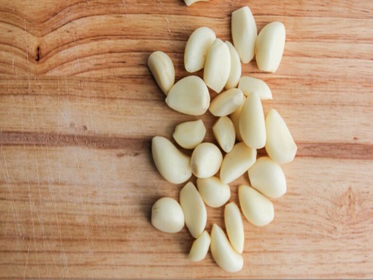Garlic side effects: इन बीमारियों में नहीं करना चाहिए लहसुन का सेवन (Image Source: Pixabay)