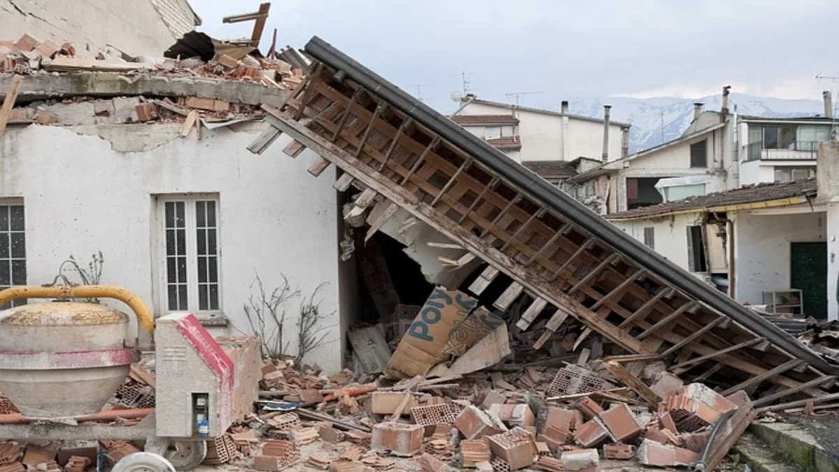 Earthquake Safety Tips: भूकंप आने के दौरान क्या करना चाहिए, यहां जानें कुछ सेफ्टी टिप्स