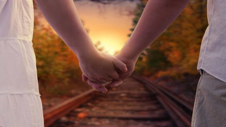 Relationship tips: दोस्ती में दरार ला सकते हैं ये 5 राज़, जानिए और बचें 4 Relationship tips: दोस्ती में दरार ला सकते हैं ये 5 राज़, जानिए और बचें