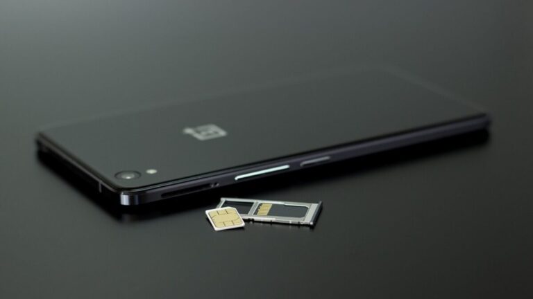 Sim Card: सिम कार्ड का एक कोना हमेशा कटा क्यों होता है? वजह जानकर चौंक जाएंगे!