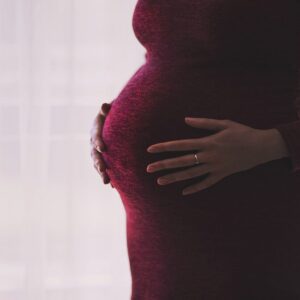 Pregnancy Tips प्रेगनेंसी के दौरान पैरों और टांगों के दर्द से राहत पाने के असरदार उपाय (Image Credit: Pixabay)