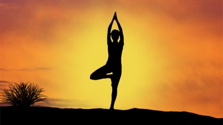 Yoga Tips: हर उम्र के लिए फायदेमंद है ये 4 आसान योगासन, आज से ही शुरू करें