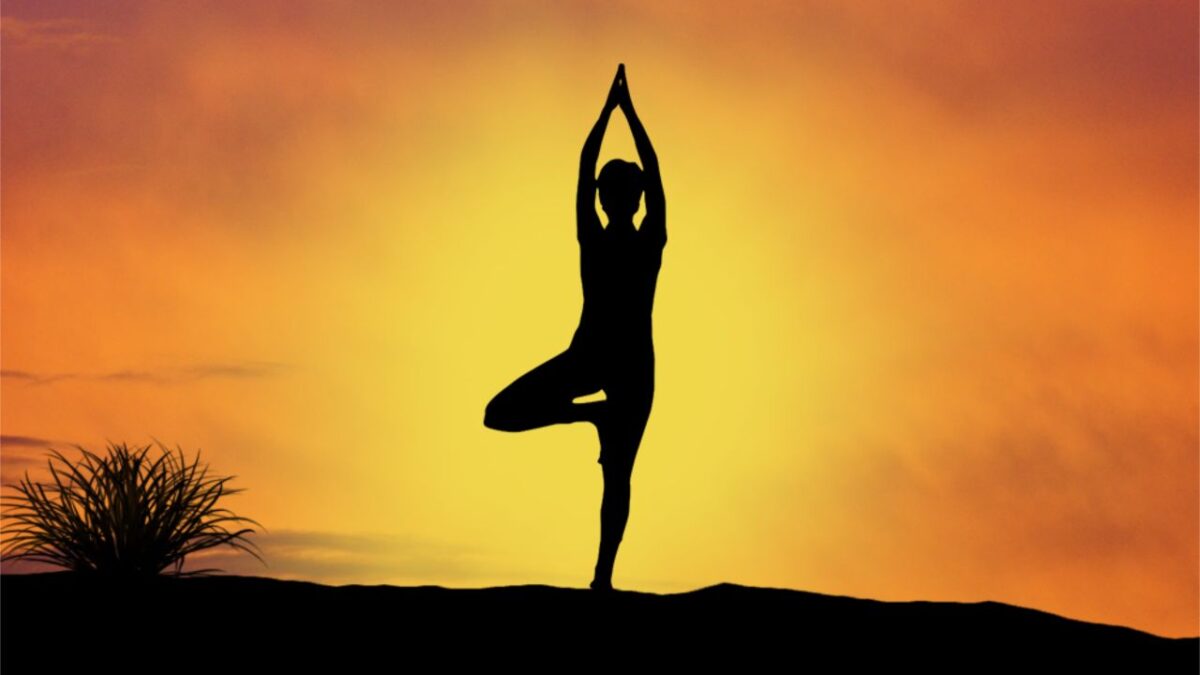 Yoga Tips: हर उम्र के लिए फायदेमंद है ये 4 आसान योगासन, आज से ही शुरू करें Yoga Tips: हर उम्र के लिए फायदेमंद है ये 4 आसान योगासन, आज से ही शुरू करें
