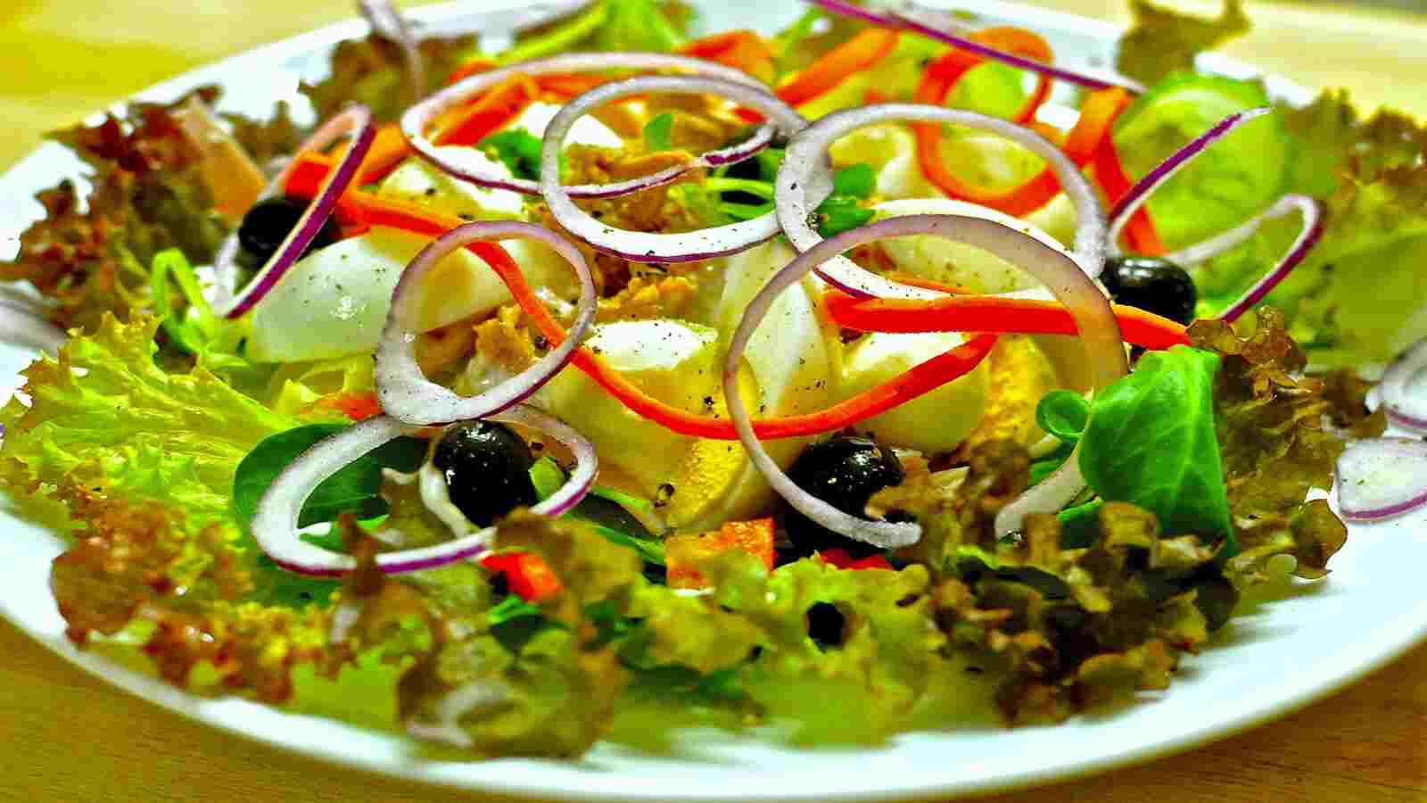Healthy Salad Recipe हेल्दी डाइट के लिए सलाद बनाने के आसान तरीके और ज़रूरी टिप्स (Image Credit: Pixabay)