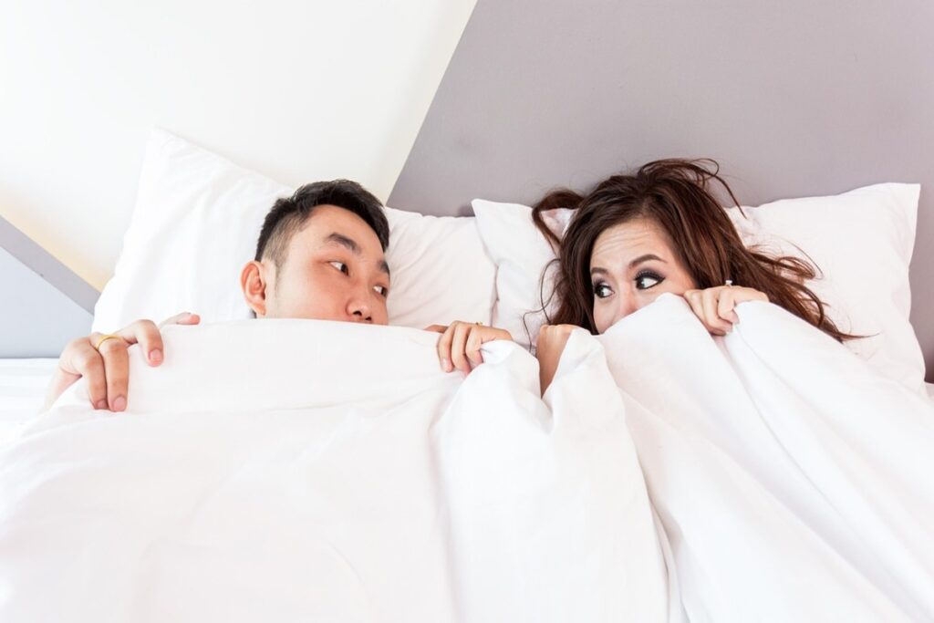 Honeymoon Tips हनीमून पर जाने से पहले बैग में जरूर रखें ये खास चीजें, ट्रिप बन जाएगी यादगार (Image Credit: Pixabay)