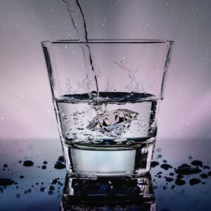 Warm Water Benefits सुबह खाली पेट गुनगुना पानी पीने के फायदे जानिए (Image Credit: Pixabay)